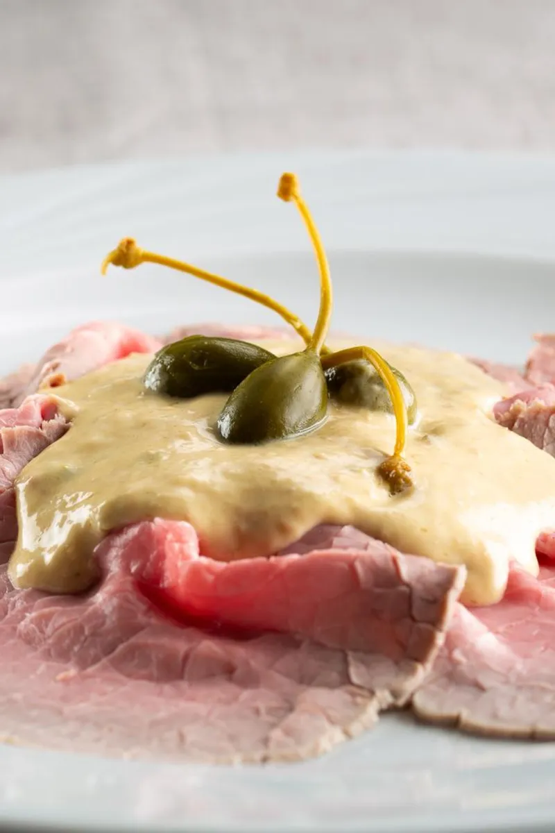 Vitello tonnato con salsa tonnata casereccia