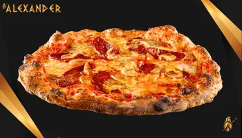 Pizza Ade Alexander: pomodoro, formaggi, cipolle caramellate e salamino piccante.