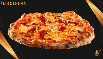 Pizza Ade Alexander: pomodoro, formaggi, cipolle caramellate e salamino piccante, servizio food su fondo nero.