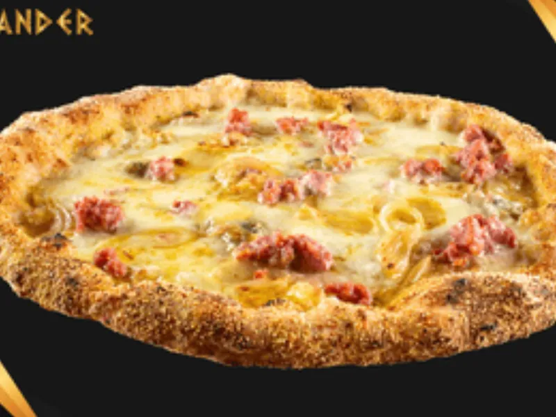 Pizza Apollo con salsiccia, fontina, cipolle saltate, fior di latte, gorgonzola e grana padano.