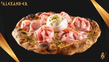 Pizza Imero con crema al pistacchio, mortadella a rosetta, burrata centrale e granella di pistacchi.