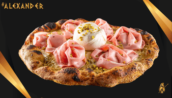 Pizza Imero con crema al pistacchio, mortadella a rosetta, burrata centrale e granella di pistacchi.