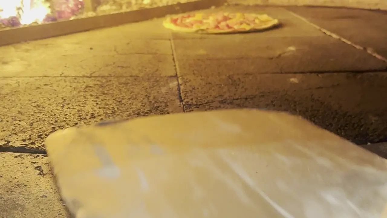 Pizza sulla pala davanti al forno Alexander