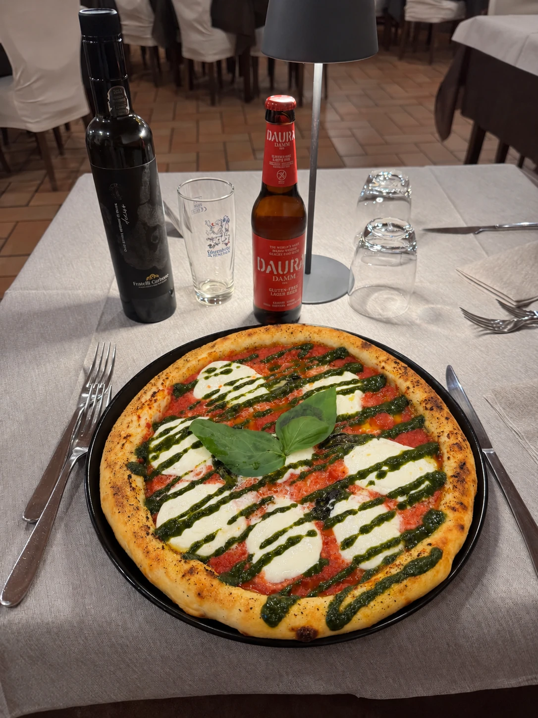 Pizza e birra senza glutine Alexander servite al tavolo